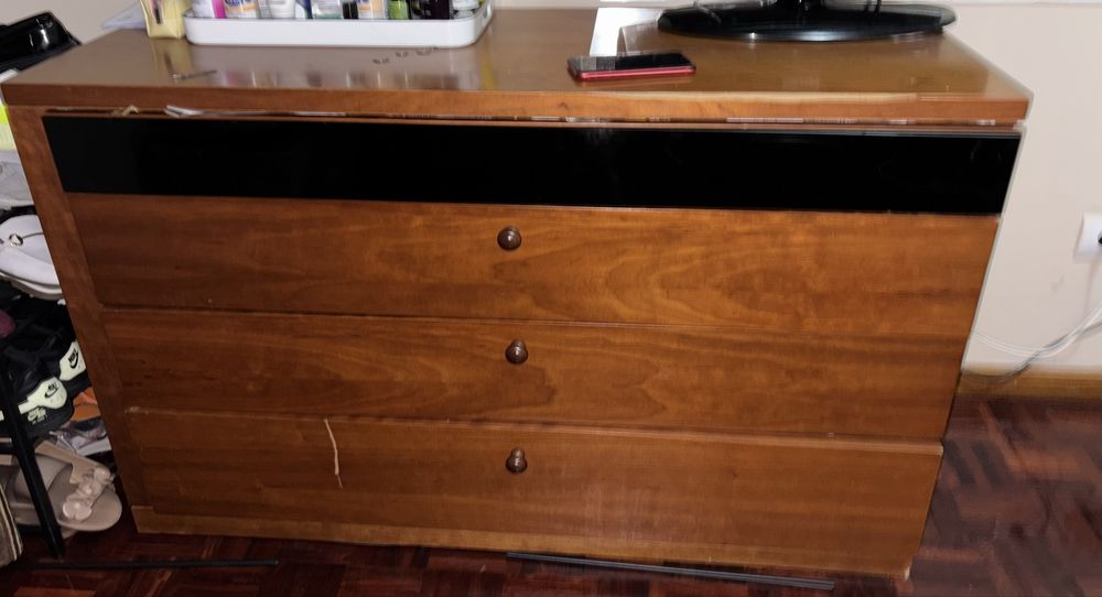 Armário com gavetas. Medidas: 74cm de altura  120 cm de comprimento