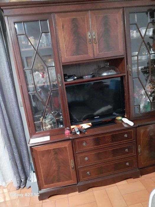 Mesa de jantar roupeiro  movel de dala e cadeira a mesa esta como nova tem cerca de um ano  de uso