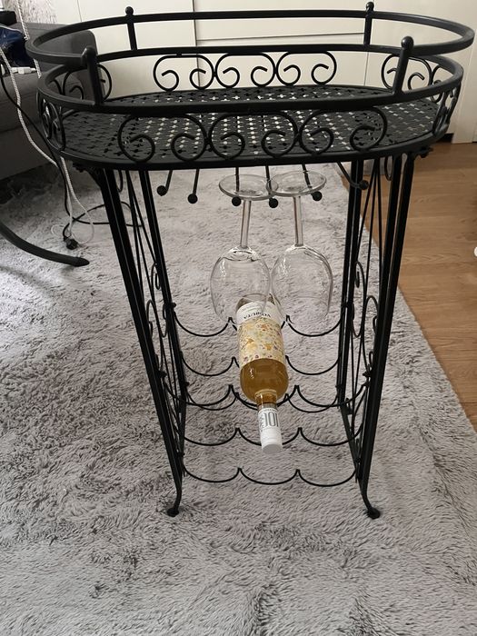 Metalowy stojak na wino