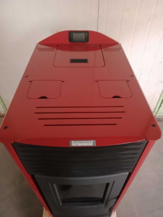 TOBY - H15, kominek na pellet z funkcją c.o. czerwony