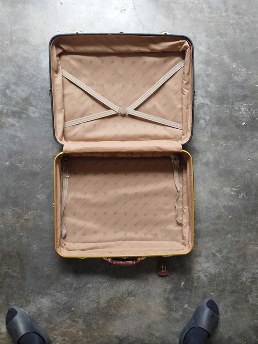 Mala de viagem antiga quase nova