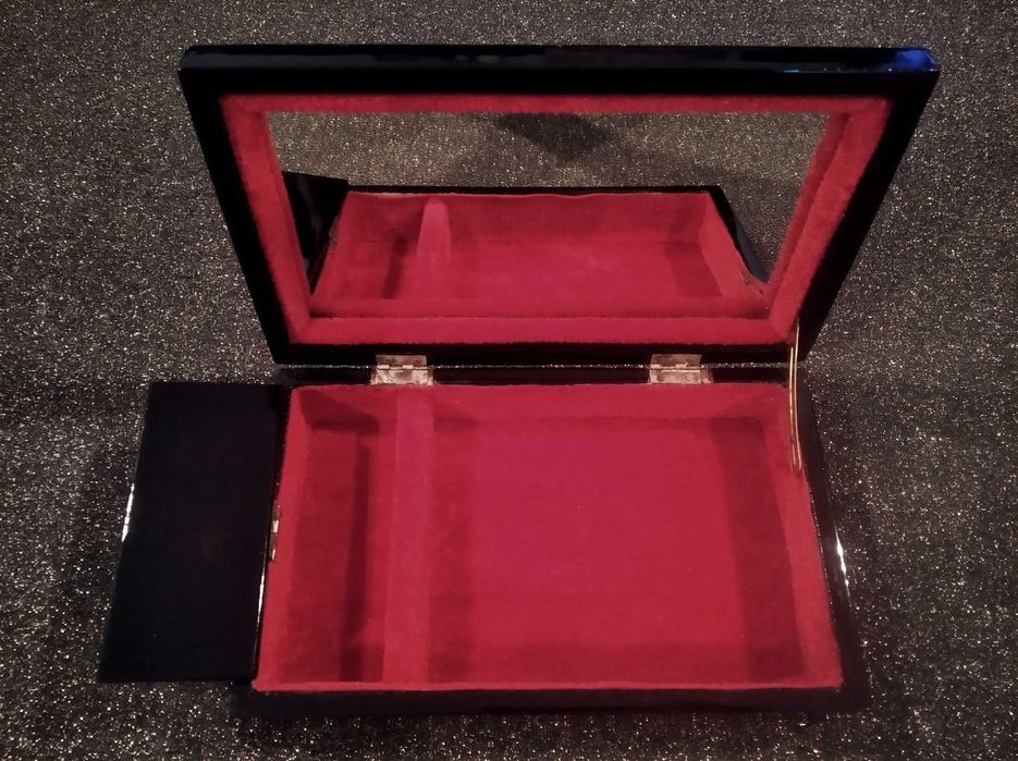 Caixa guarda-jóias lacada a preto e decorada com motivos asiáticos