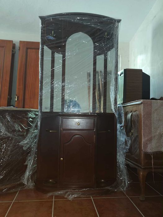 Vários moveis de madeira maciça