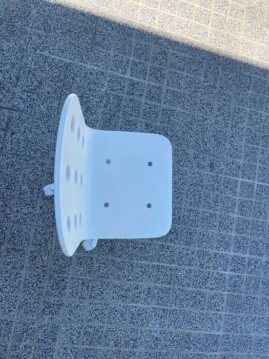 Cadeira branca com rodinhas, para criança