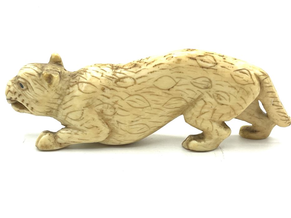 Escultura tigre em material nobre