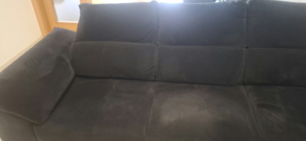Sofá com chaise longue e assentos deslizantes — tecido escuro