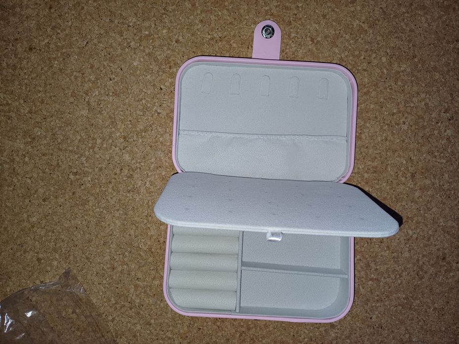 Guarda joias com muita arrumação