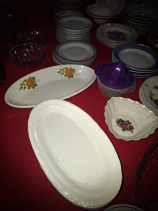 Посуда кухонная разная:тарелки,Кастрюли и др