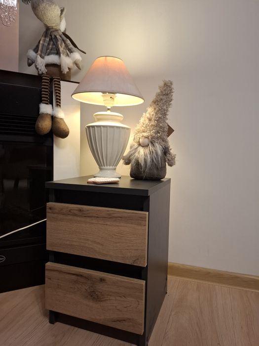 Mała szafeczka z dwoma szufladkami