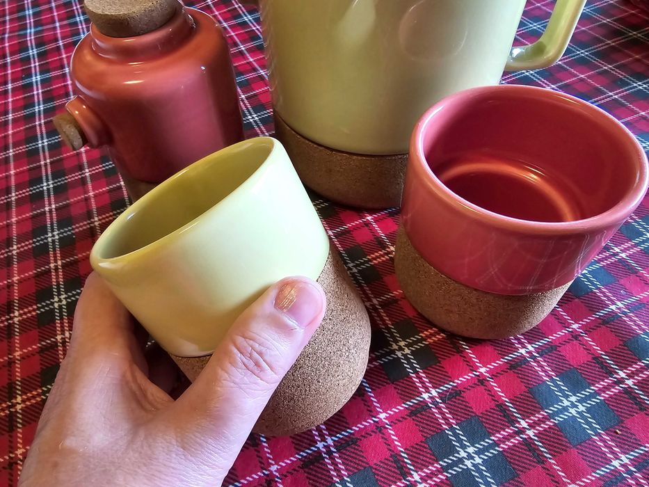 Conjunto design de bule, leiteira e 2 chávenas