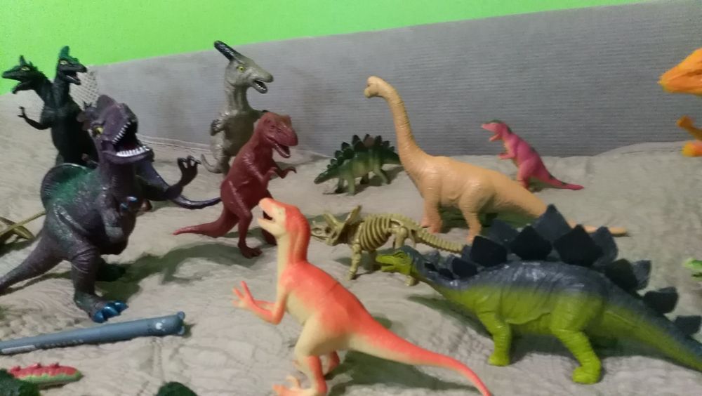 Sprzedam duży zestaw dinozaurów