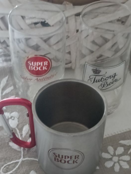 Copos e pequena caneca colecionáveis