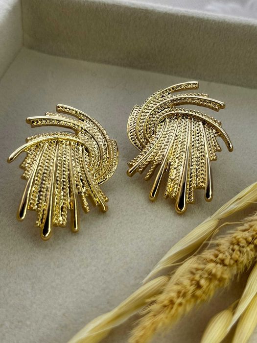 Brincos Charme Dourado com Estrelas – Um Toque de Brilho e Estilo