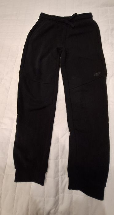 Czarne spodnie dresowe 4F reporter roz. 146