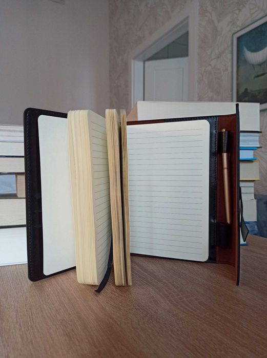 Elegancki notes oprawiony ekoskórą, z długopisem