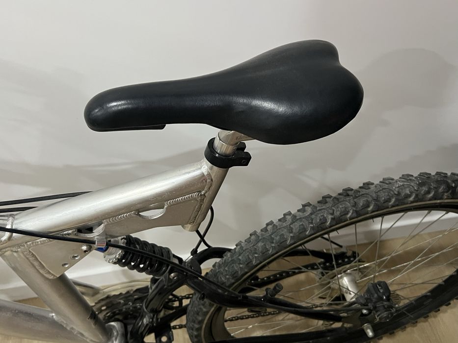 Bicicleta cinzenta / prateada