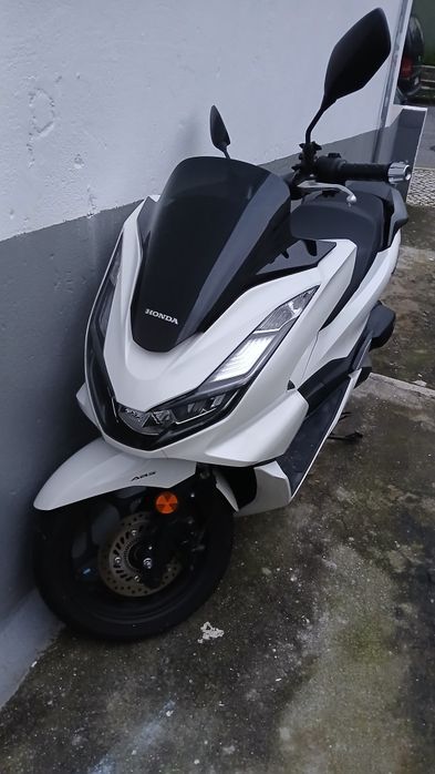 Pcx honda 2024 moto com 19000km rodados  vendo há vista.