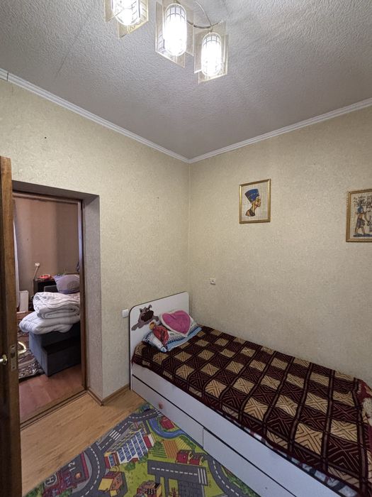 Продается хороший двухэтажный дом. Отличный район. Славянск.