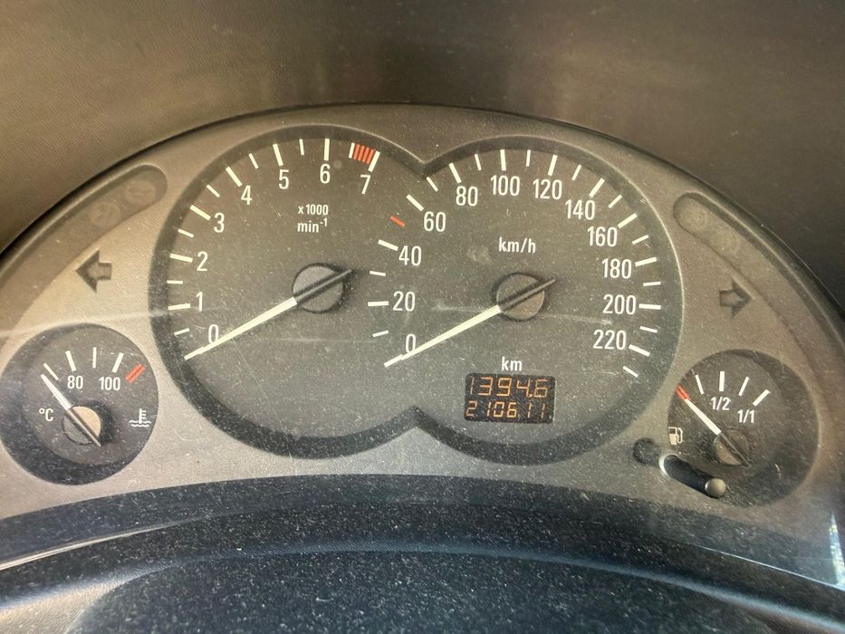 Opel Corsa 3 portas - mecânica em bom estado