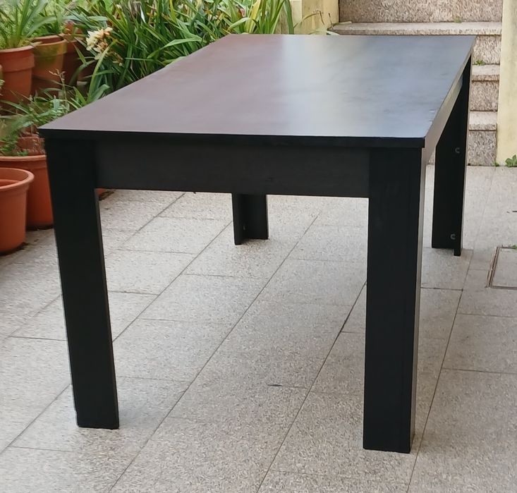 Vendo MESA DE JANTAR GRANDE e moderna para sala ou cozinha.