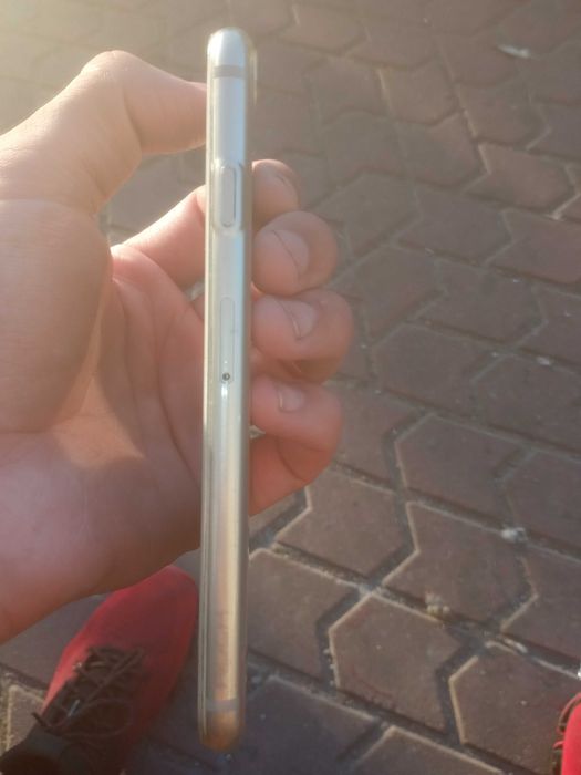 Продаєця iPhone 6