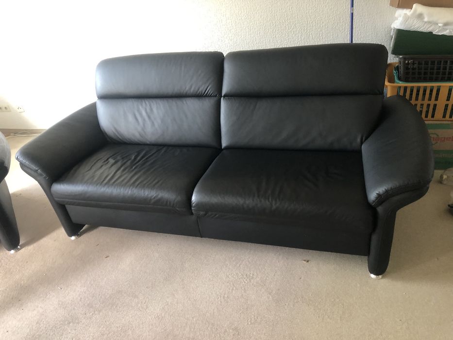Шкіряні тримісні чорни дивани.  Не розкладаються.  Німеччина
