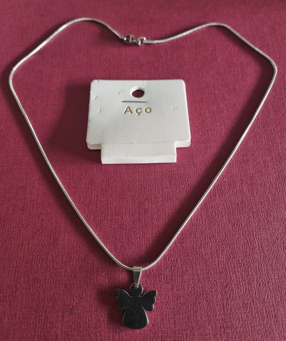 Colar prateado, em aço, malha rabo de rato com pingente anjinho.