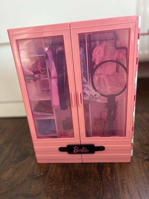 Szafa Barbie z akcesoriami i lalkami Barbie