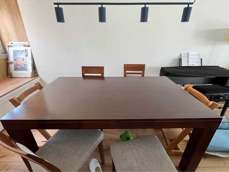 Mesa extensível em madeira maciça..