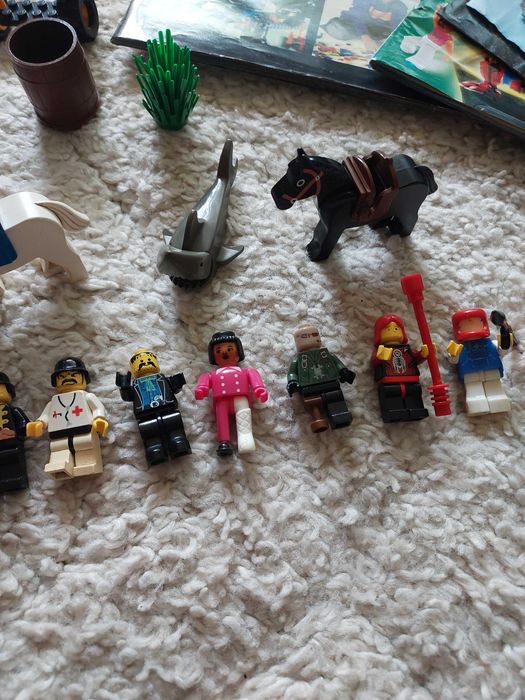 Klocki lego z różnych zestawów plus figurki