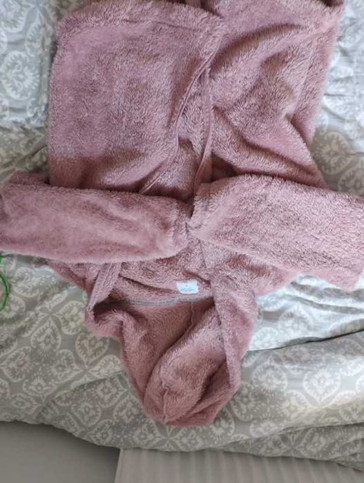 Różowa bluza z futrem