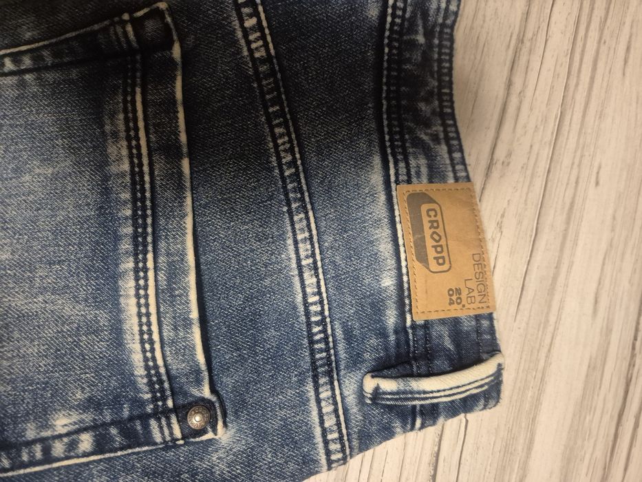 Spodnie jeans niebieskie.