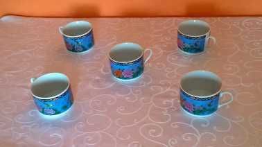 Zestaw kubków zdobionych