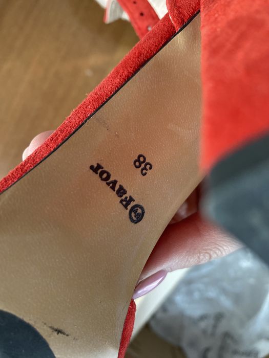 Замшеві босоніжки в чудовому стані. Каблук 10см