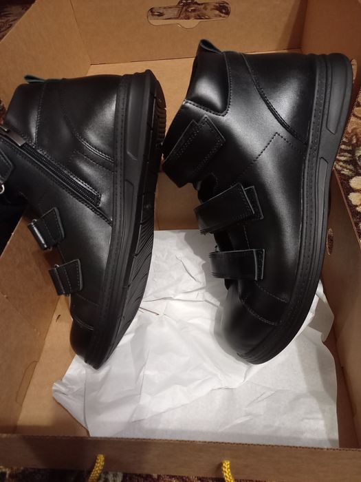 Продам зимові ортопедичні ботінкі на широку ногу.