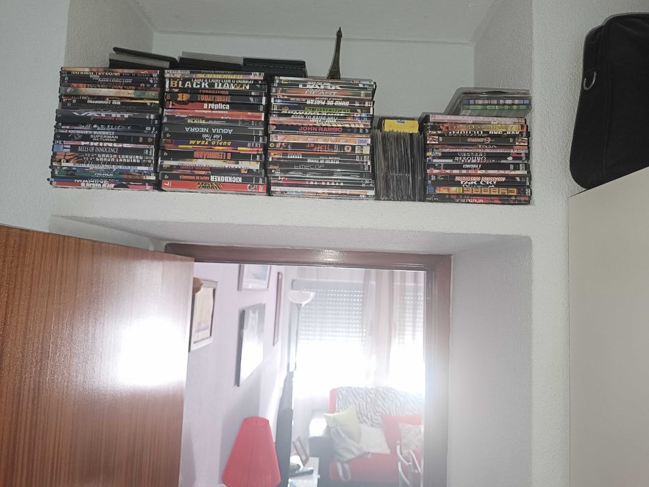 Vários filmes DVD cerca de 100 cento e tal de todos os géneros.