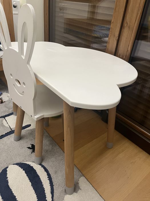 stolik drewniany chmurka i krzeselko drewniane krolik