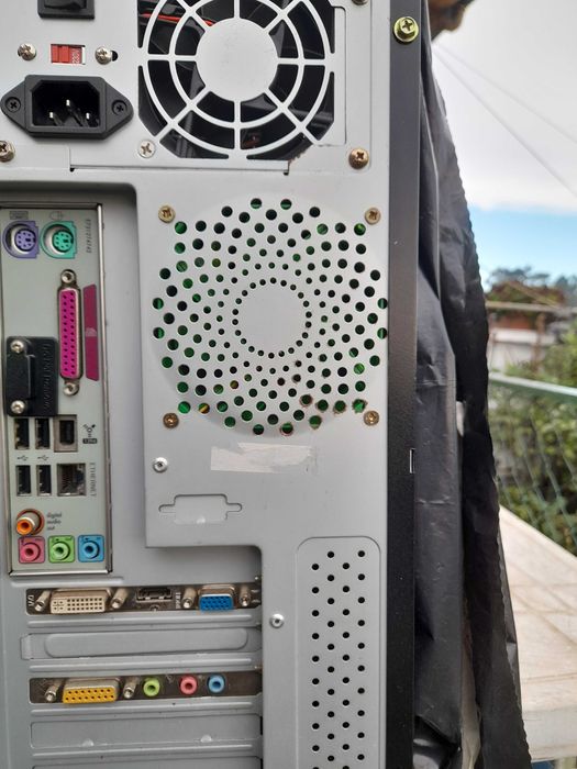 computador de secretaria a funcionar muito bem.