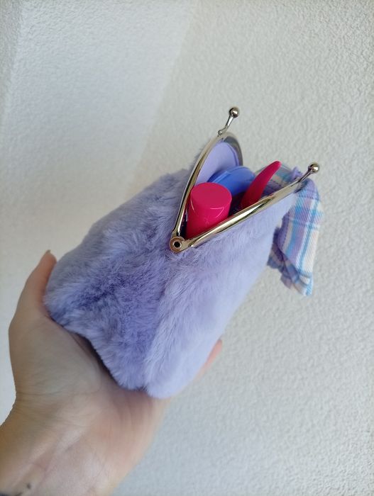 Kosmetyczka z gumką scrunchie i z kosmetykami