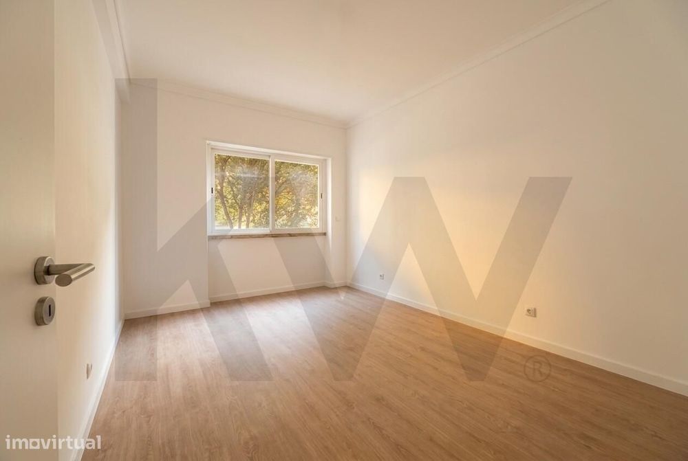 Apartamento T2 Totalmente Remodelado no centro de Monte Abraão - 1.º P