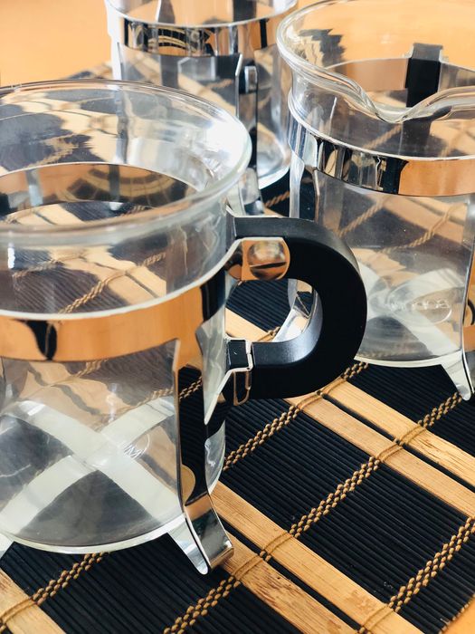 Conjunto de Chávenas de chá ou café, com leiteira
