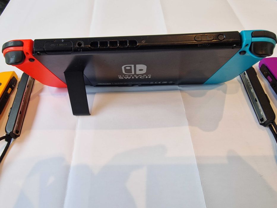 Consola Nintendo Switch com vários acessórios e jogo em ótimo estado