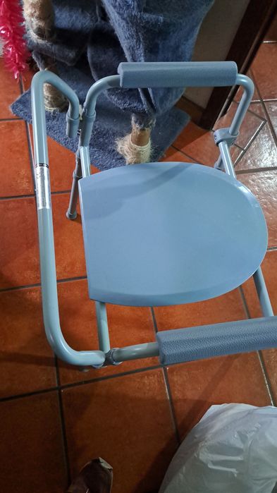 Vendo uma bancos de suporte de bahe cadeira sanitárias eira