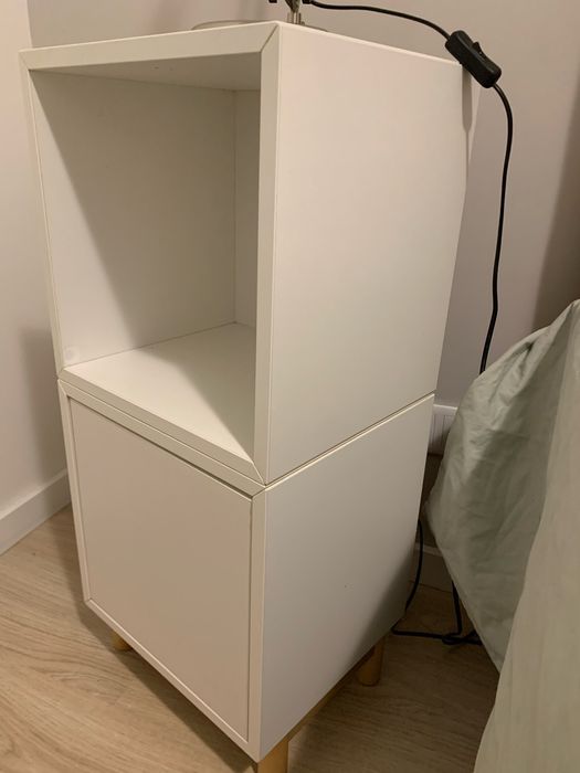 Duas mesas de cabeceira brancas