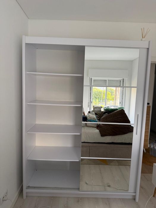 Roupeiro Branco com Portas Espelhadas – Como Novo