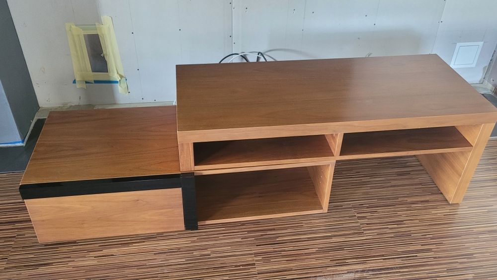 Półka RTV z regulacją szerokości.