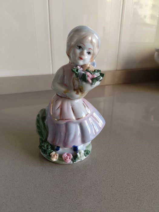 Estatueta decorativa de menina com ramo de flores