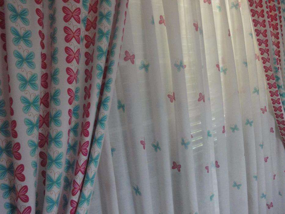 Cortinado com Bandas com Flores e Borboletas e Sanefa Forrada