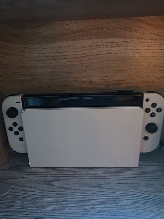 Nintendo switch OLED + 2 Oryginalne pady. Stan idealny.