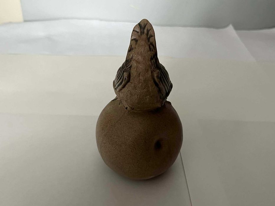 Ptak strzyżyk na jabłku figurka ceramiczna